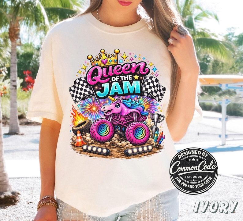 Peut inclure: T-shirt ivoire avec un graphisme color&eacute; repr&eacute;sentant un monster truck licorne, des drapeaux &agrave; damiers et le texte "Queen of the Jam". Le design comprend une couronne, des feux d'artifice et les mots "Designed by Common Code."