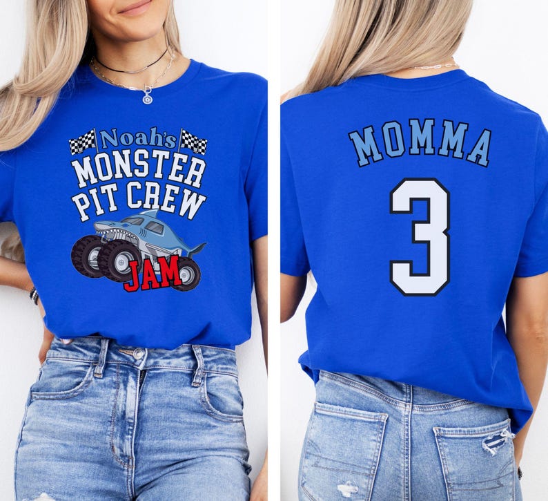 以下が含まれることがあります： グラフィック付きの青いTシャツ2枚。1枚は、サメをテーマにしたモンスターカーで「Noah's Monster Pit Crew Jam」と表示されています。もう1枚は「Momma」と数字の「3」を表示しています。どちらも青いジーンズと組み合わせています。