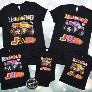 Puede incluir: Camisetas negras con dise&ntilde;os de monster trucks. Las camisetas presentan las palabras "Dadster", "Momster" y "Kidster" encima de un gr&aacute;fico de monster truck y la palabra "Jam". Tambi&eacute;n se incluye un body negro con un dise&ntilde;o similar.