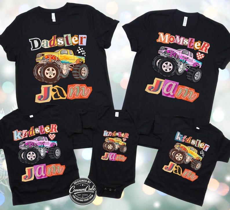 Puede incluir: Camisetas negras con dise&ntilde;os de monster trucks. Las camisetas presentan las palabras "Dadster", "Momster" y "Kidster" encima de un gr&aacute;fico de monster truck y la palabra "Jam". Tambi&eacute;n se incluye un body negro con un dise&ntilde;o similar.