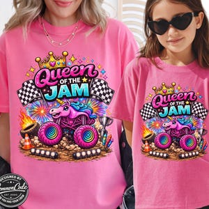 Peut inclure: Deux t-shirts roses avec un graphisme color&eacute; repr&eacute;sentant un monster truck licorne, des drapeaux &agrave; damier et le texte "Queen of the Jam". Le design comprend une couronne et des feux d'artifice. Con&ccedil;u par Common Code.