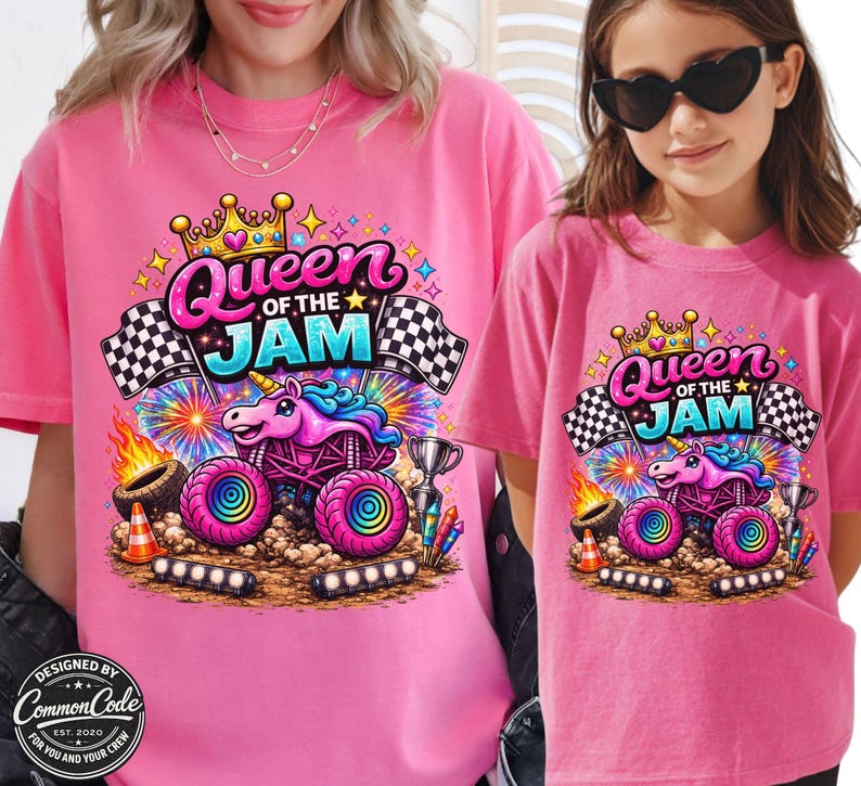 Peut inclure: Deux t-shirts roses avec un graphisme color&eacute; repr&eacute;sentant un monster truck licorne, des drapeaux &agrave; damier et le texte "Queen of the Jam". Le design comprend une couronne et des feux d'artifice. Con&ccedil;u par Common Code.