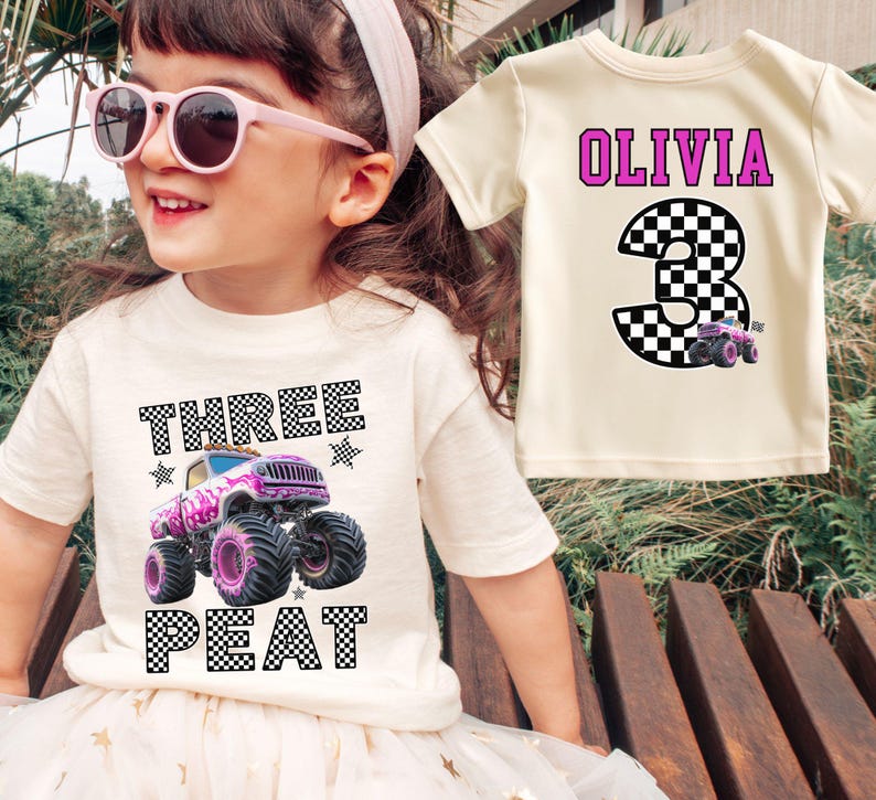 Camiseta personalizada para aniversariante com tema Monster Truck Jam rosa - Estampa xadrez com estrelas em ambos os lados (frente e verso) imagem 3