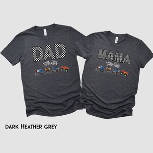 Puede incluir: Dos camisetas de color gris oscuro jaspeado con un dise&ntilde;o de bandera a cuadros. Una camiseta dice "DAD" y la otra dice "MAMA". Ambas camisetas presentan una l&iacute;nea de monster trucks con banderas a cuadros.