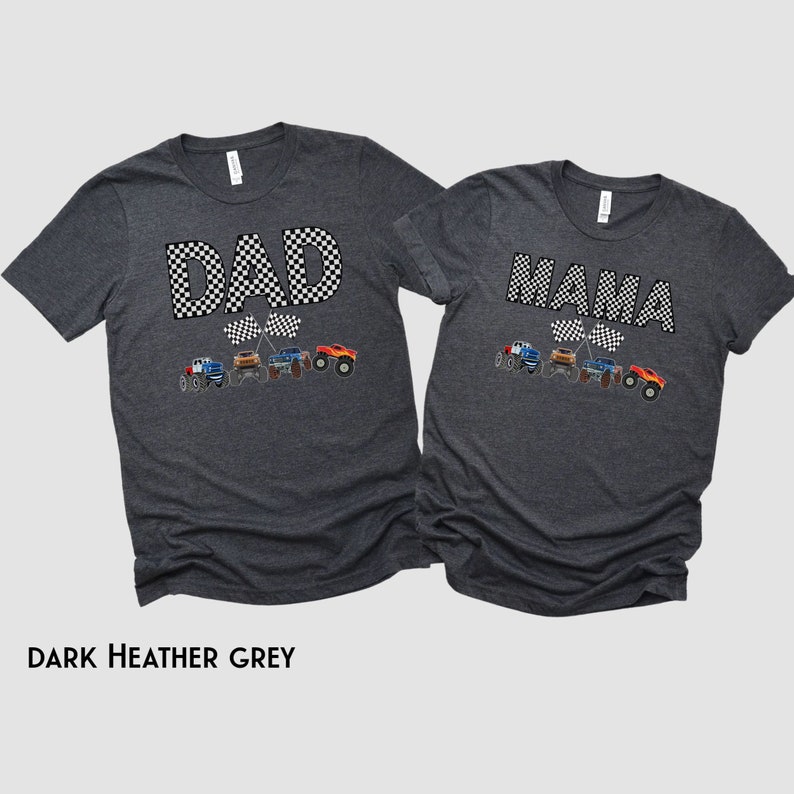 Puede incluir: Dos camisetas de color gris oscuro jaspeado con un dise&ntilde;o de bandera a cuadros. Una camiseta dice "DAD" y la otra dice "MAMA". Ambas camisetas presentan una l&iacute;nea de monster trucks con banderas a cuadros.