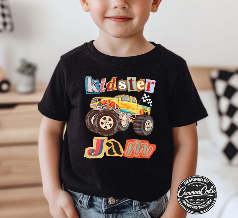Puede incluir: Camiseta negra con un gr&aacute;fico de monster truck colorido y las palabras "Kidster Jam". El dise&ntilde;o incluye un cami&oacute;n amarillo con neum&aacute;ticos grandes y una bandera a cuadros. Dise&ntilde;ado por Common Code.