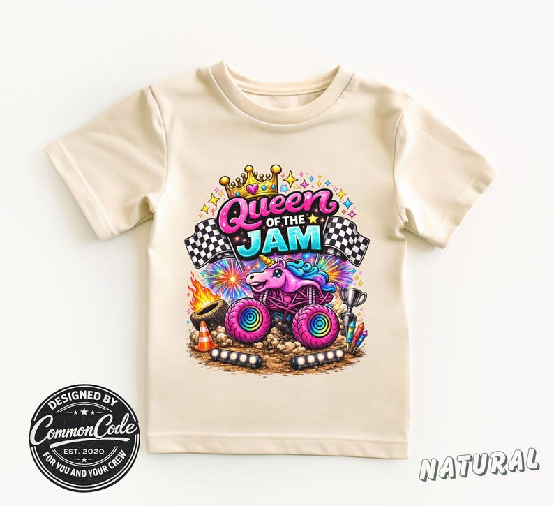 Peut inclure: Un t-shirt de couleur naturelle avec un graphisme color&eacute; d'un monster truck avec un design de licorne et le texte "Queen of the Jam". Le design comprend des drapeaux &agrave; damier, une couronne et un troph&eacute;e. Le t-shirt porte &eacute;galement le texte "Designed by Common Code" et "Natural".