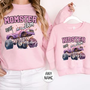 Pu&ograve; includere: Felpe rosa abbinate con un design di monster truck. La felpa per adulti dice "Momster Jam Mommy" e la felpa per bambini dice "Kidster Jam" con uno spazio per un nome.