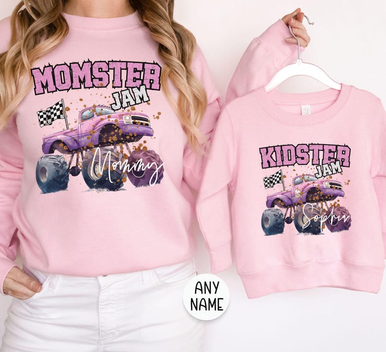 Pu&ograve; includere: Felpe rosa abbinate con un design di monster truck. La felpa per adulti dice "Momster Jam Mommy" e la felpa per bambini dice "Kidster Jam" con uno spazio per un nome.