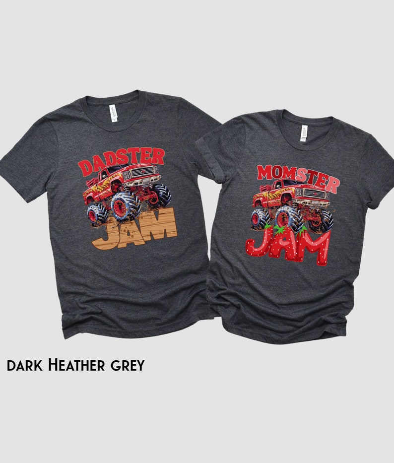 Op de afbeelding: Twee donkergrijze t-shirts met een monstertruck-afbeelding en de tekst "DADSTER JAM" en "MOMSTER JAM". Het woord "JAM" is gemaakt van aardbeien.