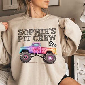 Niestandardowa nazwa numer Monster Truck Jam rodzina urodziny bluza urodzinowa dziewczyna Sparkle Pit Crew Party Mama mama tata urodziny impreza Baby Shower 4x4