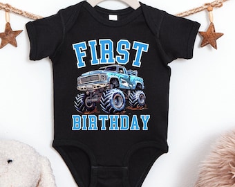 Body per il primo compleanno del bambino con camioncino blu, scegli il camioncino con il nome e il numero sul davanti e sul retro, e un set di magliette coordinate per tutta la famiglia a tema monster truck.