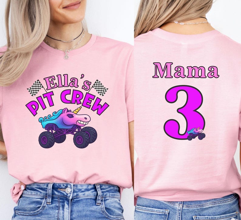 Puede incluir: Camiseta rosa con el gr&aacute;fico "Ella's Pit Crew" con un cami&oacute;n monstruo unicornio. La parte trasera de la camiseta dice "Mama 3" con un gr&aacute;fico de cami&oacute;n unicornio a juego. La camiseta es de material suave.