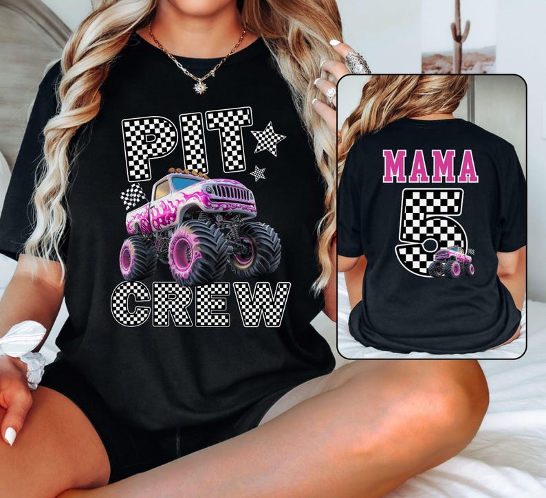Pode incluir: Camiseta preta com um gr&aacute;fico de um monster truck rosa e as palavras "PIT CREW" em letras quadriculadas. A parte de tr&aacute;s da camiseta tem a palavra "MAMA" acima do n&uacute;mero "5" com um design quadriculado e um pequeno monster truck.