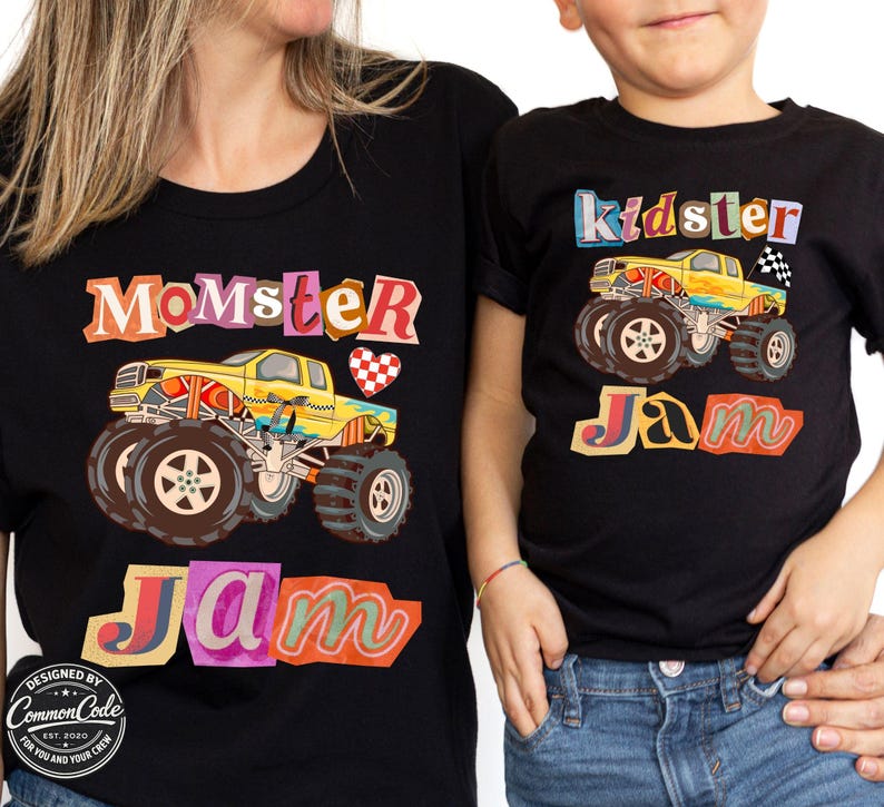 Puede incluir: Camisetas negras con gr&aacute;ficos de monster trucks. Una camiseta dice "Momster Jam" y la otra "Kidster Jam". Los monster trucks son amarillos con neum&aacute;ticos grandes. Las camisetas tienen texto colorido y un coraz&oacute;n a cuadros.