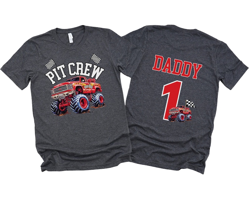 以下が含まれることがあります： モンスタートラックをテーマにしたグレーのTシャツ2枚。1枚は「ピットクルー」と赤いモンスタートラックと市松模様の旗が書かれている。もう1枚は「ダディ」と数字の「1」と、より小さい赤いモンスタートラックが書かれている。