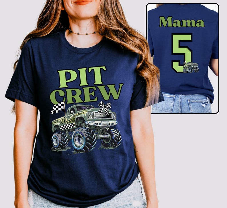 Op de afbeelding: Marineblauw T-shirt met een groen en wit "PIT CREW"-motief en een monster truck illustratie. De achterkant van het shirt heeft het woord "Mama", het nummer "5" en een monster truck afbeelding.