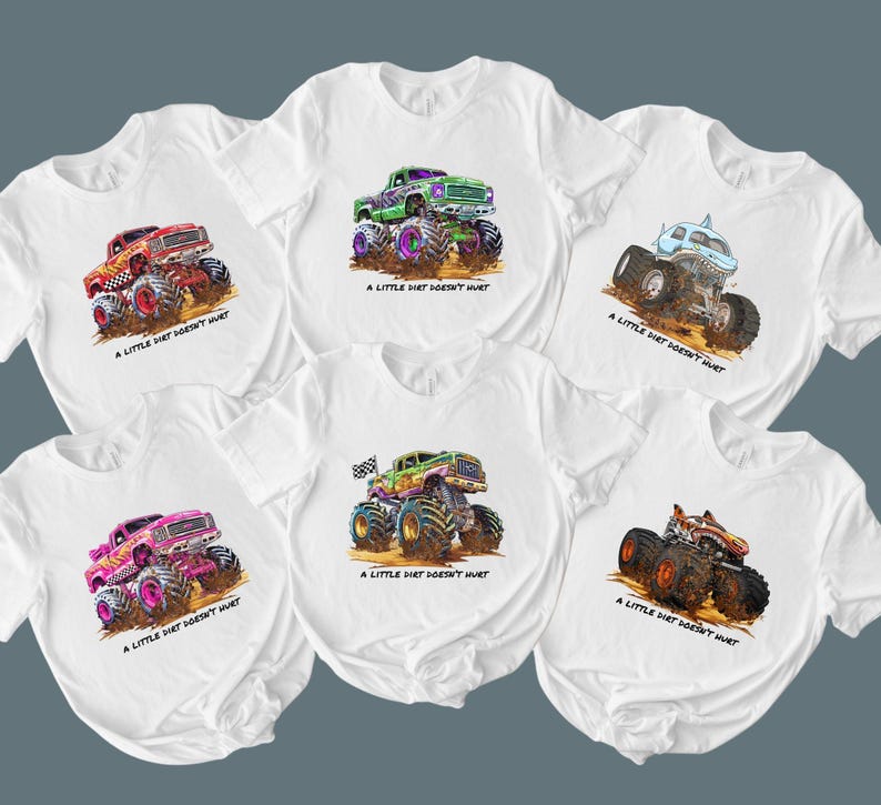 Peut inclure: T-shirts blancs avec des motifs de monster trucks color&eacute;s. Chaque t-shirt pr&eacute;sente un design de camion diff&eacute;rent avec de grandes roues et le texte "A LITTLE DIRT DOESN'T HURT". Les camions sont rouges, roses, verts et bleus.