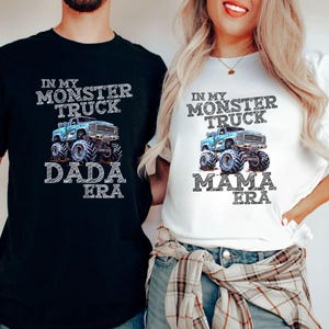 Puede incluir: Dos camisetas con un cami&oacute;n monstruo azul y texto que dice "In my monster truck Dada Era" y "In my monster truck Mama Era".