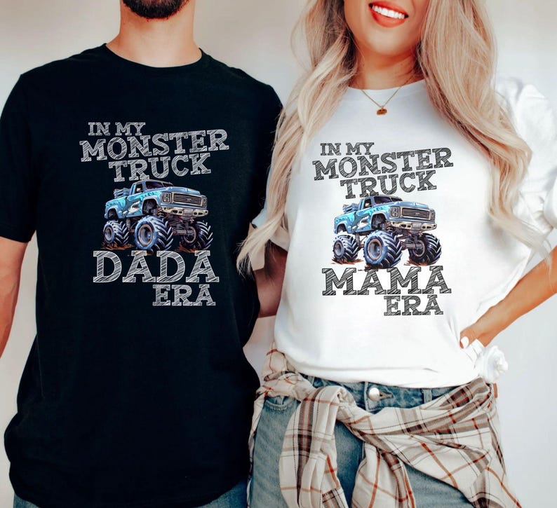 Puede incluir: Dos camisetas con un cami&oacute;n monstruo azul y texto que dice "In my monster truck Dada Era" y "In my monster truck Mama Era".