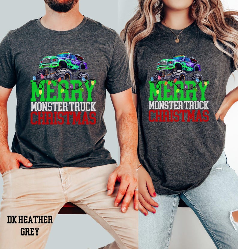 Puede incluir: Un conjunto a juego de dos camisetas de color gris jaspeado oscuro con un gr&aacute;fico de cami&oacute;n monstruo verde y el texto "Feliz Navidad del cami&oacute;n monstruo".