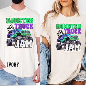 K&ouml;nnte beinhalten: Zwei elfenbeinfarbene T-Shirts mit einem Monstertruck-Motiv und dem Text "DADSTER TRUCK JAM" und "MOMSTER TRUCK JAM".