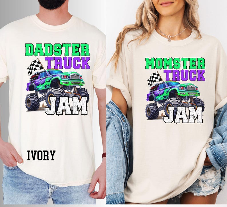 K&ouml;nnte beinhalten: Zwei elfenbeinfarbene T-Shirts mit einem Monstertruck-Motiv und dem Text "DADSTER TRUCK JAM" und "MOMSTER TRUCK JAM".