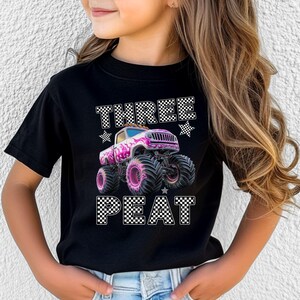 Camiseta personalizada para aniversariante com tema Monster Truck Jam rosa - Estampa xadrez com estrelas em ambos os lados (frente e verso) imagem 8