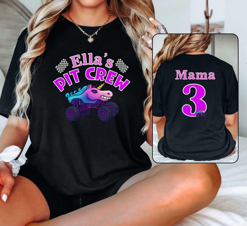 Puede incluir: Camiseta negra con el texto "Ella's PIT CREW" en rosa y morado, con un gr&aacute;fico de un cami&oacute;n monstruo unicornio. La parte trasera de la camiseta tiene "Mama" y el n&uacute;mero "3" en rosa, con un peque&ntilde;o gr&aacute;fico de cami&oacute;n monstruo.