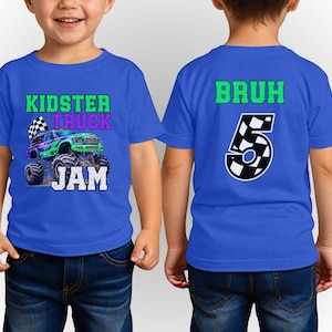 Puede incluir: Dos camisetas azules para ni&ntilde;os. Una camiseta presenta un gr&aacute;fico de cami&oacute;n monstruo con el texto "Kidster Truck Jam". La otra camiseta tiene el texto "Bruh" y el n&uacute;mero "5" con un dise&ntilde;o de bandera a cuadros.