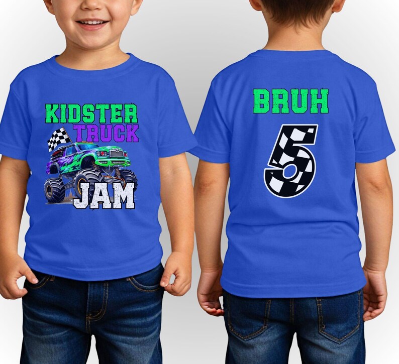 Puede incluir: Dos camisetas azules para ni&ntilde;os. Una camiseta presenta un gr&aacute;fico de cami&oacute;n monstruo con el texto "Kidster Truck Jam". La otra camiseta tiene el texto "Bruh" y el n&uacute;mero "5" con un dise&ntilde;o de bandera a cuadros.