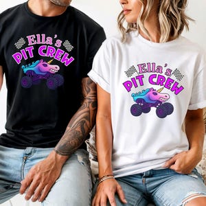 Puede incluir: Camisetas negras y blancas con el texto "Ella's Pit Crew" en rosa y morado, con un cami&oacute;n monstruo unicornio de dibujos animados. El unicornio tiene una melena azul y morada y un cuerno dorado. Banderas a cuadros a ambos lados del texto.