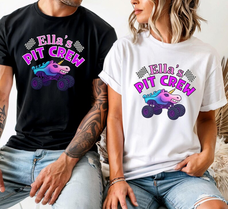 Puede incluir: Camisetas negras y blancas con el texto "Ella's Pit Crew" en rosa y morado, con un cami&oacute;n monstruo unicornio de dibujos animados. El unicornio tiene una melena azul y morada y un cuerno dorado. Banderas a cuadros a ambos lados del texto.