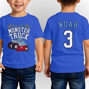 以下が含まれることがあります： モンスター トラックのグラフィックと「Noah's Monster Truck Jam」の文字が前面にプリントされた青い半袖Tシャツ。シャツの背面には「Noah」という名前と数字の「3」があります。