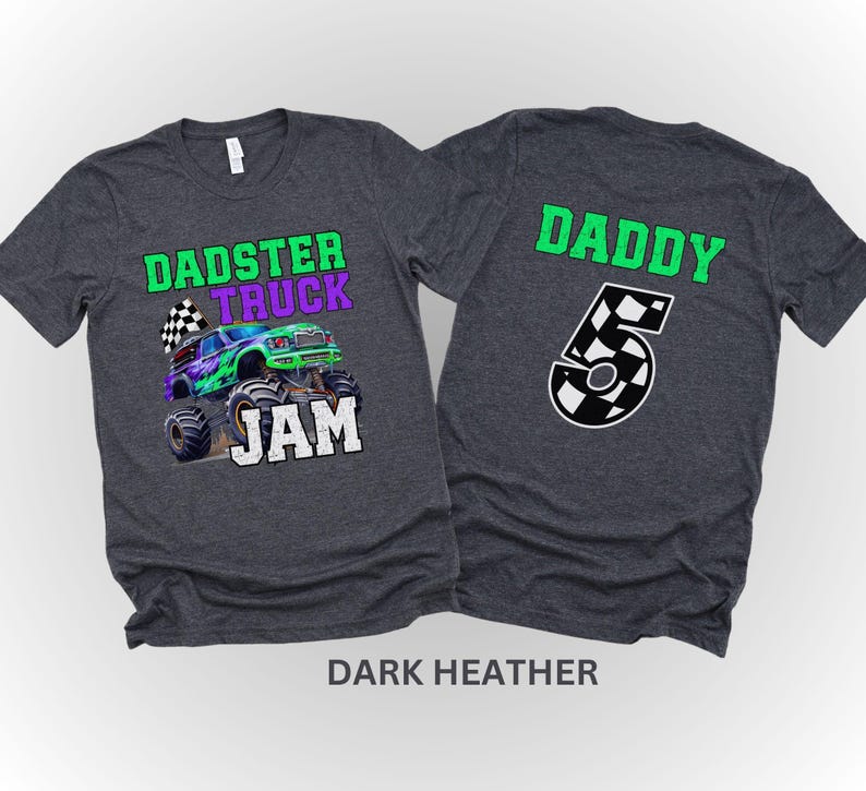 Puede incluir: Dos camisetas de color gris oscuro jaspeado. Una camiseta tiene un gr&aacute;fico de cami&oacute;n monstruo con el texto "DADSTER TRUCK JAM". La otra camiseta tiene el texto "DADDY" y el n&uacute;mero "5" en un patr&oacute;n a cuadros.