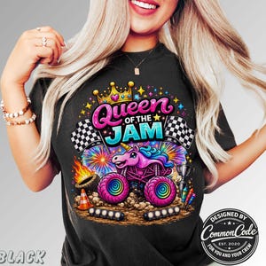 Peut inclure: T-shirt noir avec un motif color&eacute; repr&eacute;sentant un monster truck licorne, des feux d'artifice et le texte "Queen of the Jam". Le design comprend des drapeaux &agrave; damier, une couronne et le texte "Designed by Common Code."