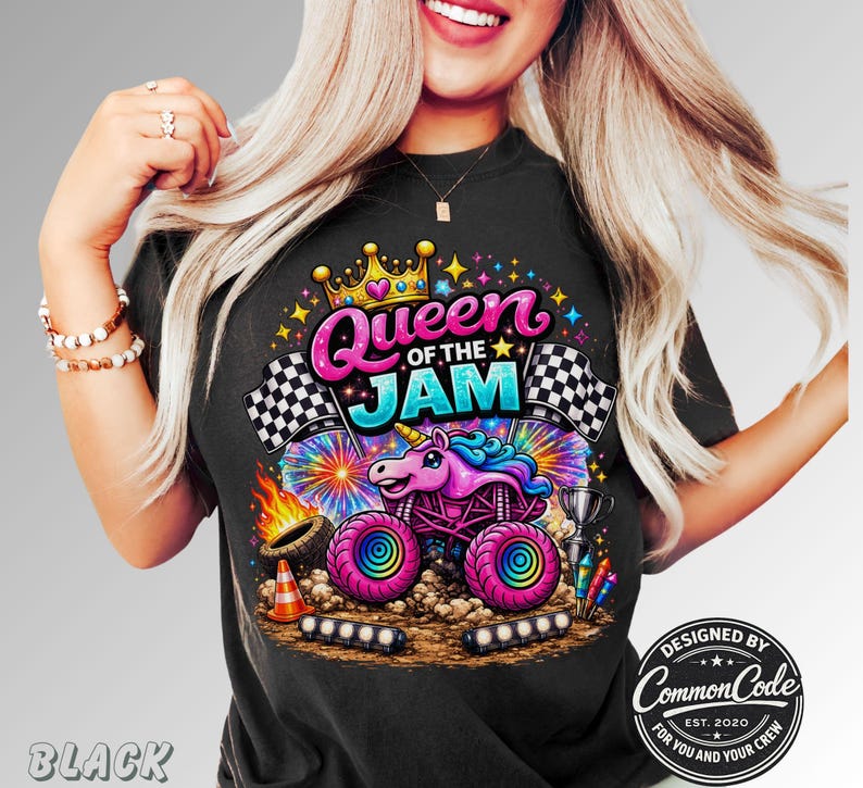 Peut inclure: T-shirt noir avec un motif color&eacute; repr&eacute;sentant un monster truck licorne, des feux d'artifice et le texte "Queen of the Jam". Le design comprend des drapeaux &agrave; damier, une couronne et le texte "Designed by Common Code."