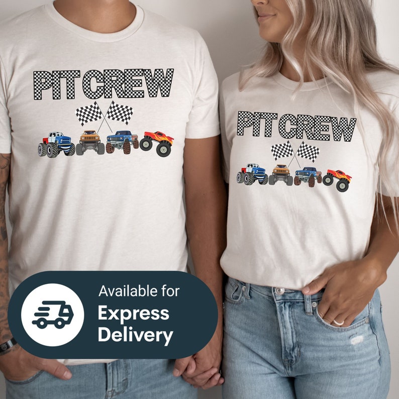 Puede incluir: Dos camisetas blancas con el texto "PIT CREW" en fuente de cuadros blancos y negros. Las camisetas presentan un gr&aacute;fico de cuatro monster trucks con banderas a cuadros.