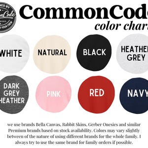 Puede incluir: Una carta de colores de CommonCode, con ocho muestras de color: blanco, natural, negro, gris jaspeado, gris oscuro jaspeado, rosa, rojo y marino. El logotipo de la marca est&aacute; en la esquina superior izquierda, con el texto "color chart" en la parte superior.