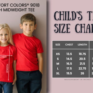 Puede incluir: Dos ni&ntilde;os con camisetas rojas. La imagen incluye una tabla de tallas para camisetas infantiles, con medidas en pulgadas para el pecho y la longitud, y se adapta a tallas de 6-8 a 22-24. El texto de la tabla dice "CHILD'S TEE SIZE CHART."