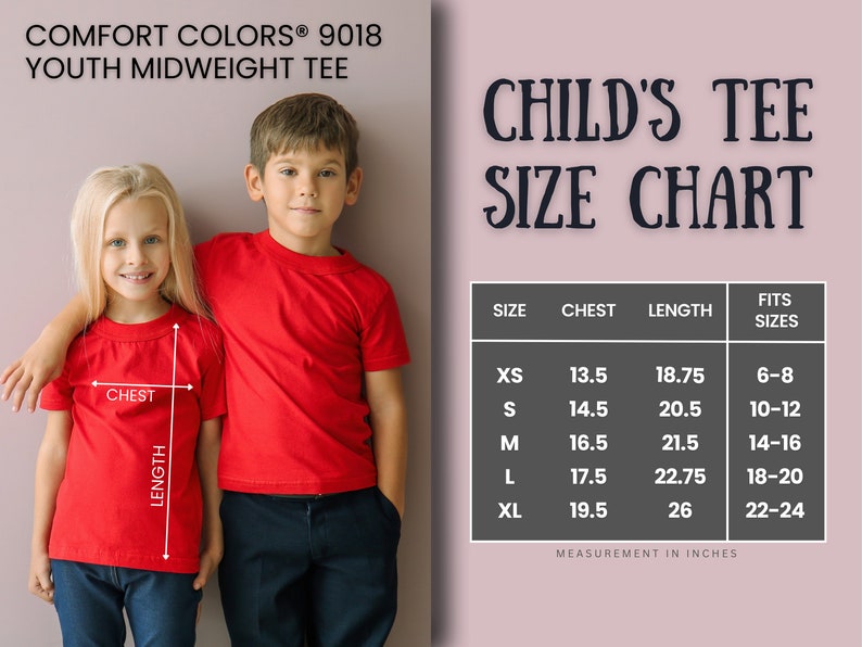 Puede incluir: Dos ni&ntilde;os con camisetas rojas. La imagen incluye una tabla de tallas para camisetas infantiles, con medidas en pulgadas para el pecho y la longitud, y se adapta a tallas de 6-8 a 22-24. El texto de la tabla dice "CHILD'S TEE SIZE CHART."