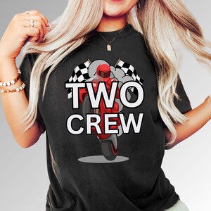 Komfort Kolory Niestandardowe Nazwa Wiek Spersonalizowana Czerwona Motocyklowa Rodzina Urodzinowa Koszulka, Chłopak Koleś Pit Crew, Mama Mama Tata Mimi Brat Siostra Bday