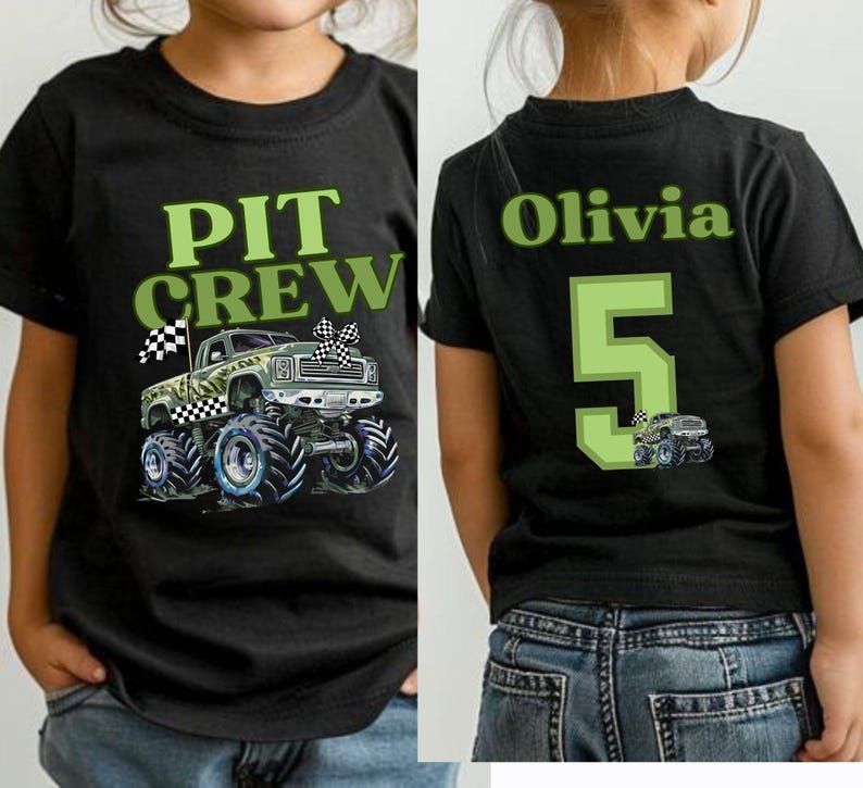 Op de afbeelding: Zwart T-shirt met een groene "PIT CREW" opdruk en een monster truck illustratie. De achterkant van het shirt toont de naam "Olivia", het nummer "5" en een monster truck afbeelding. Het shirt wordt door een kind gedragen.