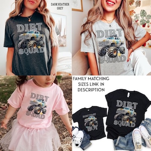 Puede incluir: Varias camisetas en gris oscuro, gris claro, rosa y negro, cada una con un gr&aacute;fico de cami&oacute;n monstruo y el texto "DIRT SQUAD". Una camiseta dice "BIRTHDAY BOY". La imagen tambi&eacute;n incluye el texto "FAMILY MATCHING SIZES LINK IN DESCRIPTION."