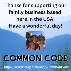 Pu&ograve; includere: Una famiglia di quattro persone sorride alla telecamera davanti a un paesaggio di montagne blu. Il testo "COMMON CODE" &egrave; visualizzato in grandi caratteri grassetto sotto l'immagine. Il testo "https://www.etsy.com/shop/CommonCode" &egrave; visualizzato sotto il testo "COMMON CODE".
