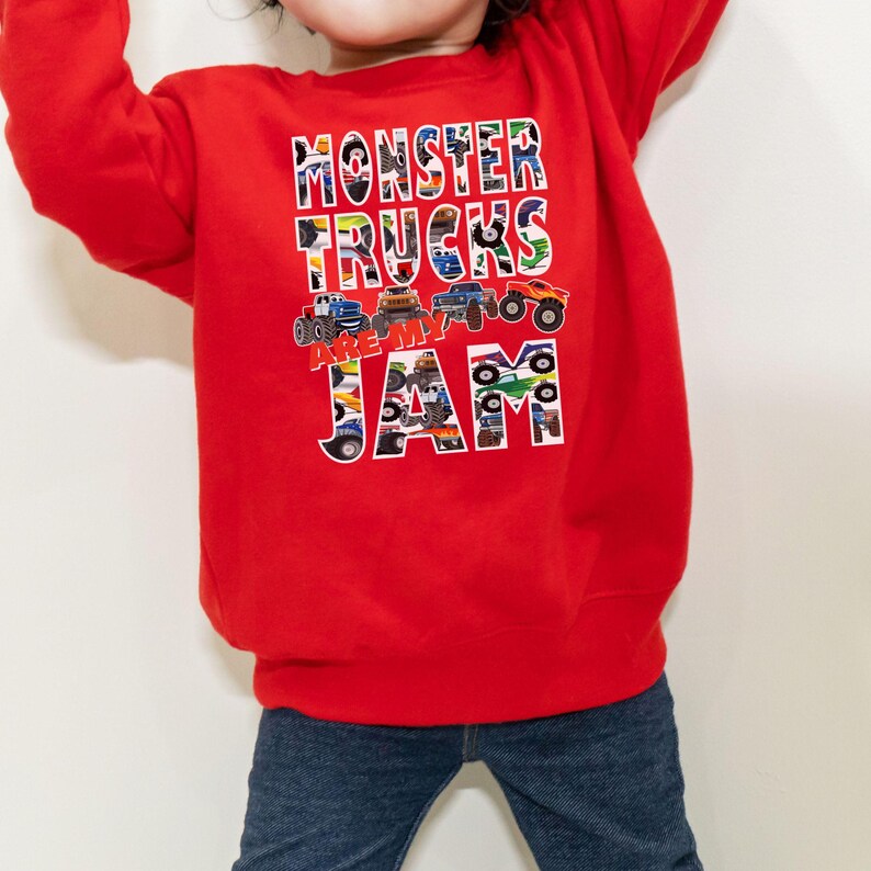 Puede incluir: Sudadera roja de manga larga con un gr&aacute;fico de monster trucks y el texto "Monster Trucks Are My Jam".