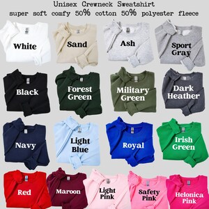Puede incluir: Una tabla de colores de sudaderas con cuello redondo unisex Gildan 18000 y 18500. La tabla muestra 14 colores diferentes, incluyendo blanco, arena, ceniza, gris deportivo, negro, verde bosque, verde militar, gris oscuro jaspeado, azul marino, azul claro, azul real, verde irland&eacute;s, rojo, granate, rosa claro, rosa seguridad y rosa helonica.