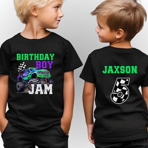 Puede incluir: Dos camisetas negras con un dise&ntilde;o de cami&oacute;n monstruo. Una camiseta dice "Birthday Boy Jam" con un cami&oacute;n monstruo verde, morado y negro. La otra camiseta dice "Jaxson 5" con un n&uacute;mero 5 a cuadros.