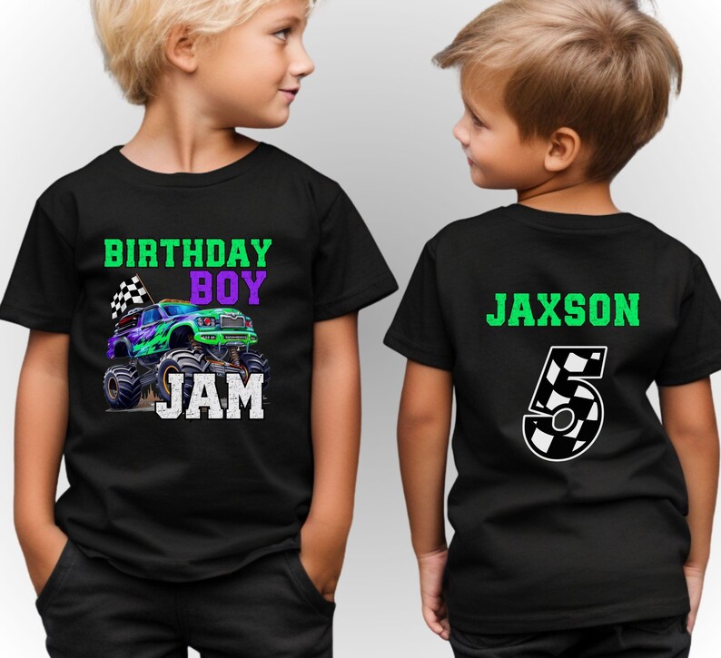 Puede incluir: Dos camisetas negras con un dise&ntilde;o de cami&oacute;n monstruo. Una camiseta dice "Birthday Boy Jam" con un cami&oacute;n monstruo verde, morado y negro. La otra camiseta dice "Jaxson 5" con un n&uacute;mero 5 a cuadros.