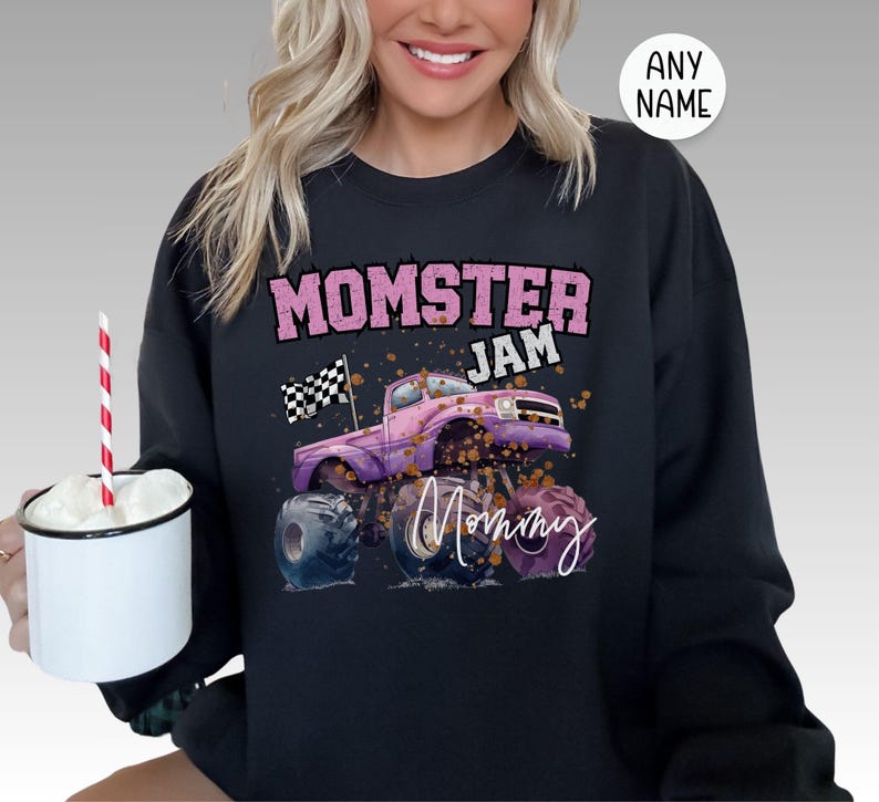 Pu&ograve; includere: Felpa nera con una grafica di un monster truck rosa e il testo "Momster Jam Mommy".